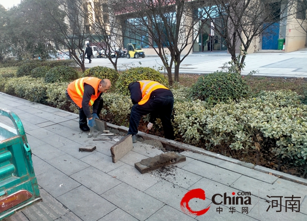 驻马店开发区城市管理局对辖区市政道路进行精细巡查和维修