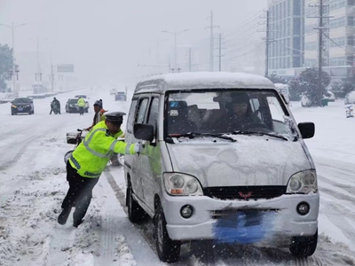 ​与“雪”奋战   潢川县全力以赴保畅通护民生