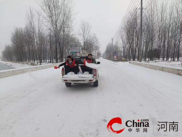 驻马店市驿城区板桥镇：铲雪除冰保出行，服务群众暖人心