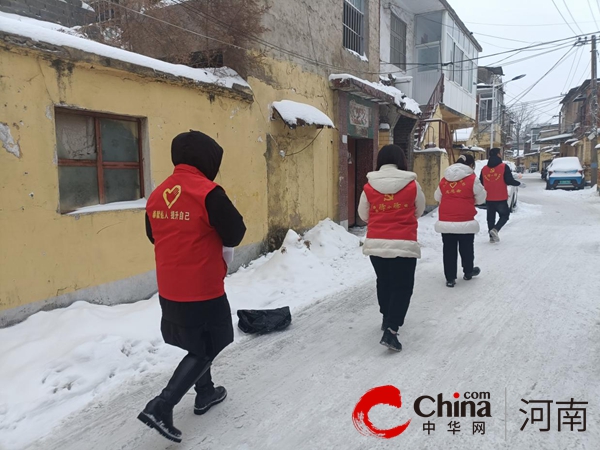 驻马店市驿城区人民街道风南社区开展“铲冰除雪 安全出行”志愿服务活动