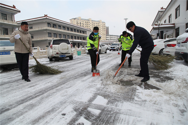 商丘交警支队雪后开展铲雪除冰活动 消除安全隐患