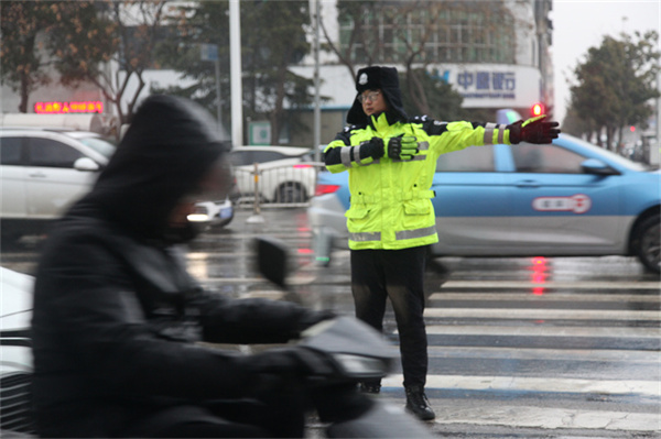 【天天报资讯】商丘交警全力迎战冻雨结冰天气力保辖区道路交通