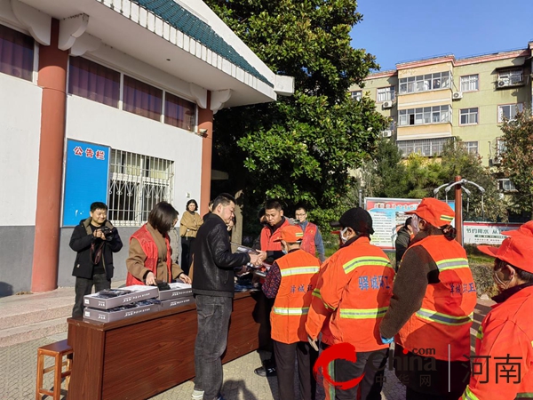 【天天快播报】驻马店市驿城区老街街道飞龙社区：爱心赠送 情暖冬天